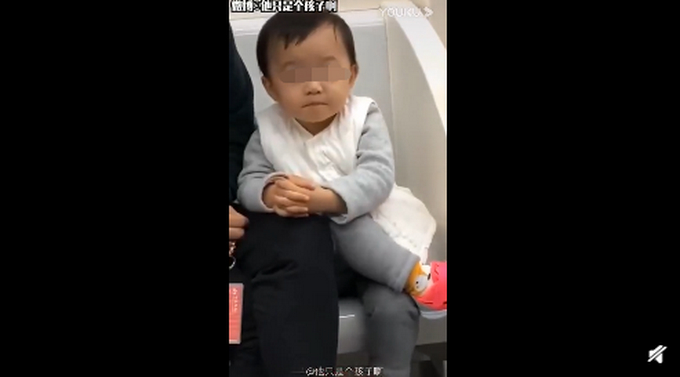 萌娃拿玩具听诊器与医生互怼，一脸认真 网友：是学术交流没错了