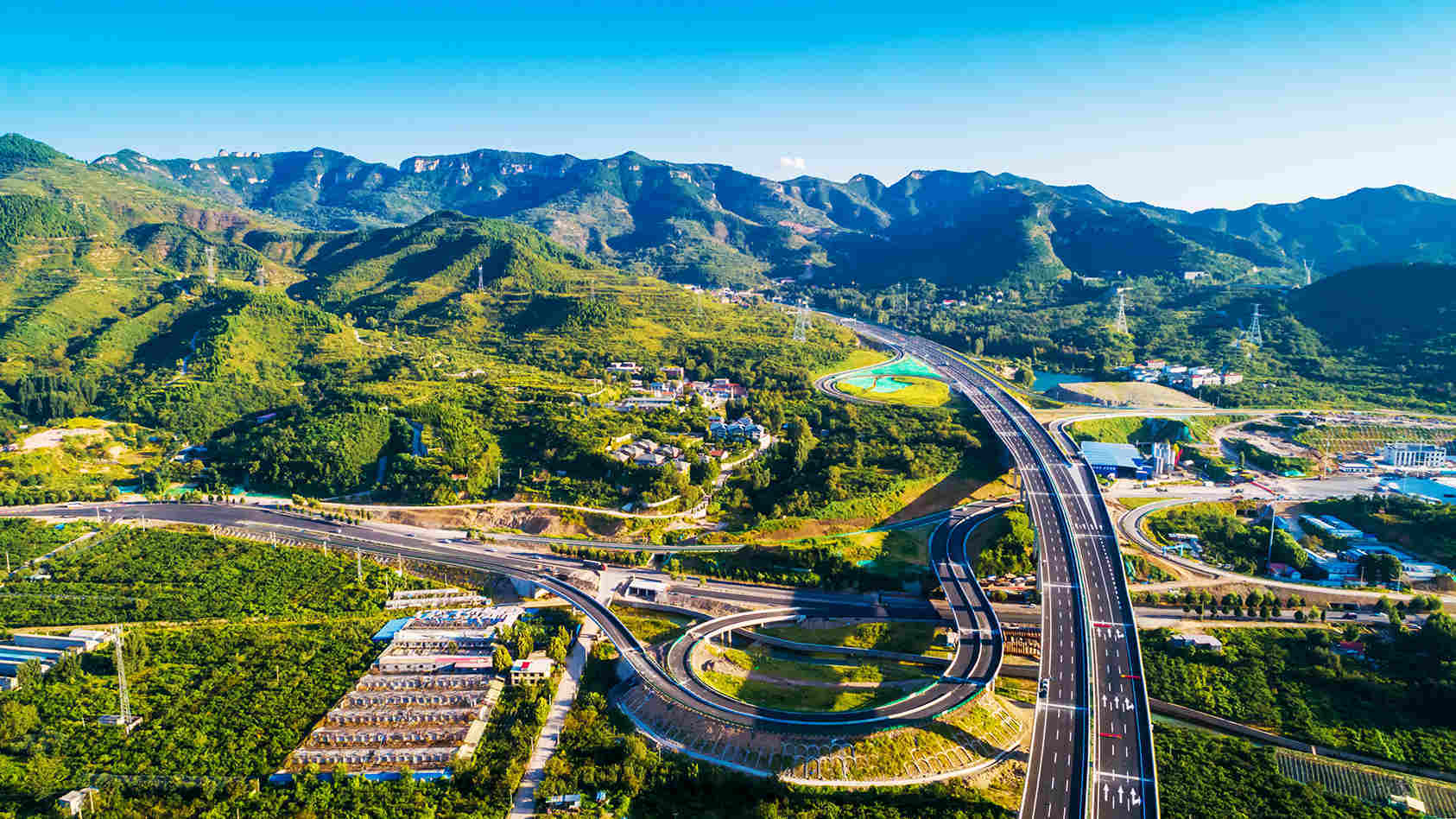 行在“山东最美高速”，像穿越一幅山水画卷