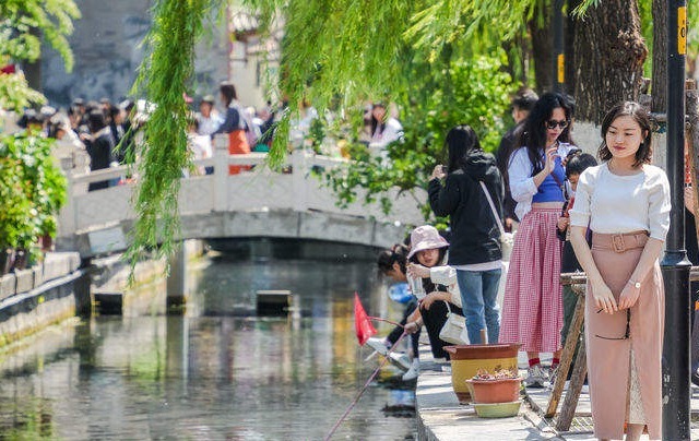 秀别样魅力！泉城老街游人如织