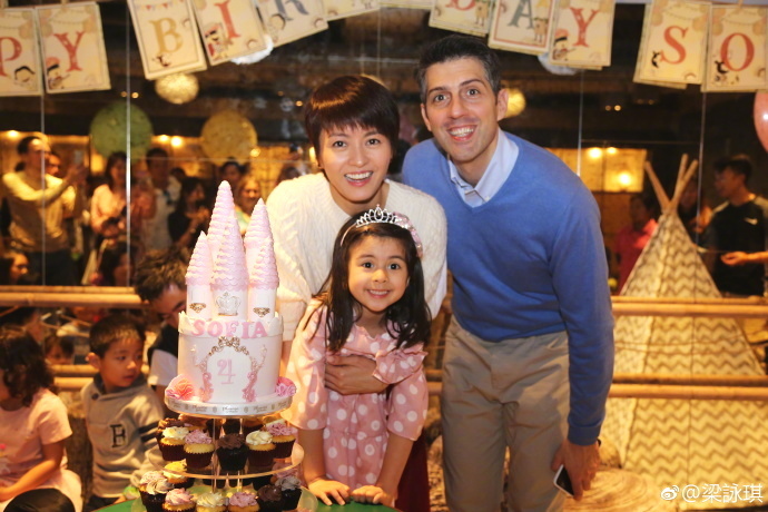 梁咏琪4岁混血女儿近照曝光，大眼睛高鼻梁颜值高到犯规！