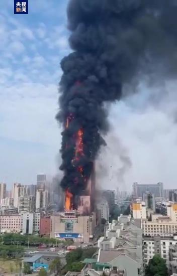 湖南长沙一栋大楼发生火灾，消防人员已赶赴现场