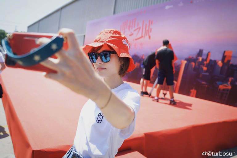 造型|孙俪新戏开机生图曝光 齐耳短发筷子腿满满少女感