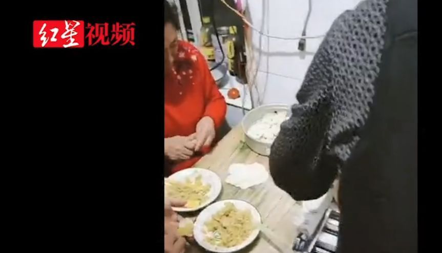 近万个饺子摆院子里速冻！网友：大户人家又来拉仇恨