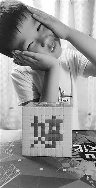 别人家孩子！小学生用魔方秒拼百家姓  网友直呼：太厉害！