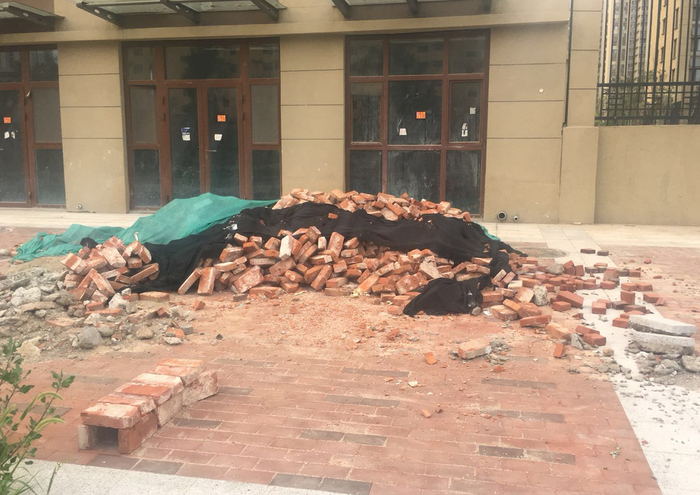 【啄木鸟在行动】清源路与德州路交汇处南侧渣土及建筑垃圾覆盖不全