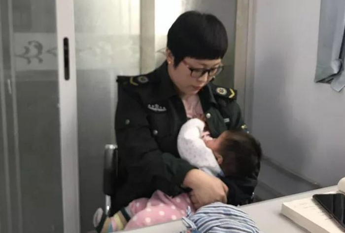 美！商河白衣天使解衣为患者小孩哺乳！