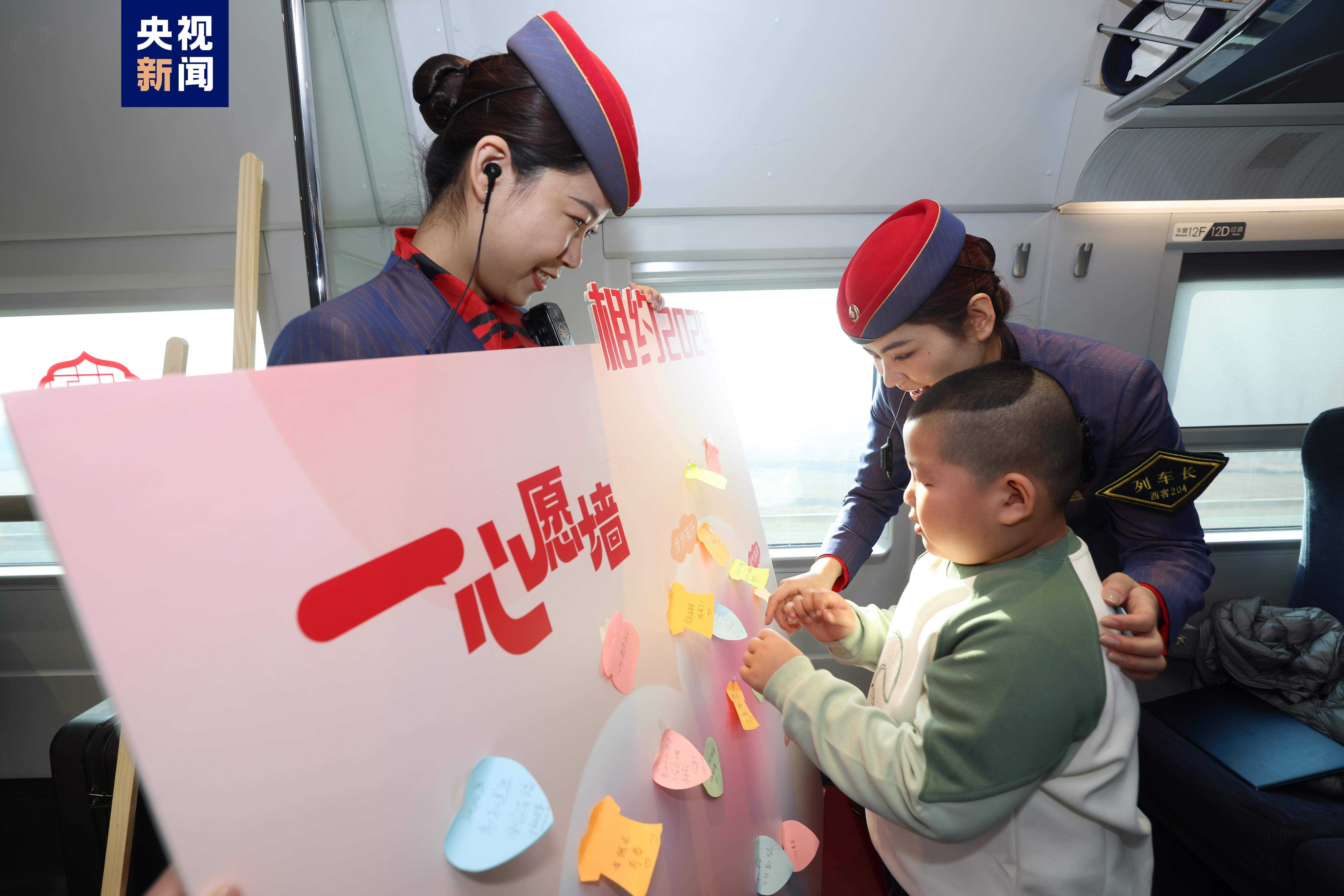 西安至青岛G2064次动车组列车首发 古都与海滨距离再拉近