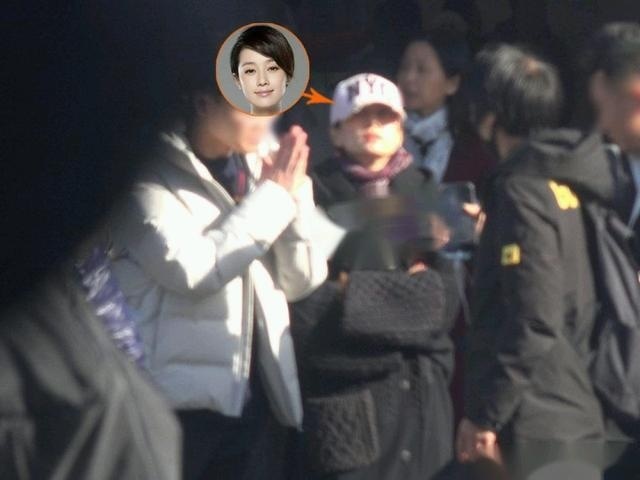 马伊琍街头现身一言不发，携助理路边吃小店太节俭