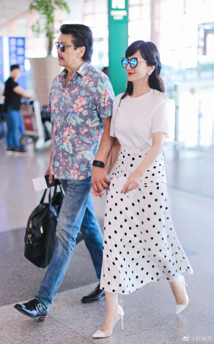 赵雅芝白T搭波点裙清爽亮眼 与老公同行甜蜜非常