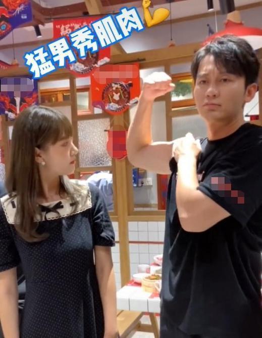 美女|李晨与网红美女共进晚餐，贴心按摩大献殷勤？