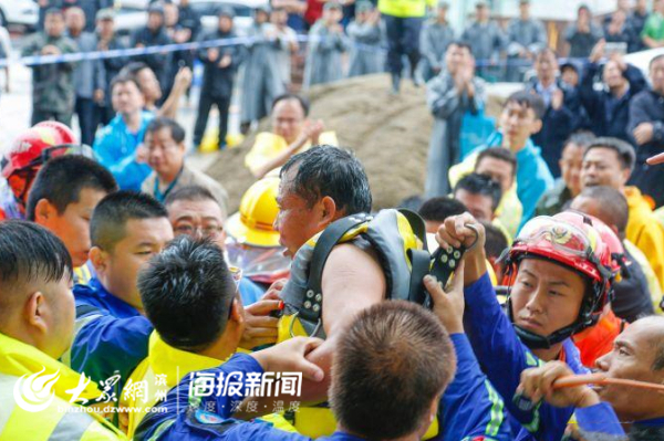 博兴县全力营救县医院新外科楼地下室进水被困人员 已成功救出6人