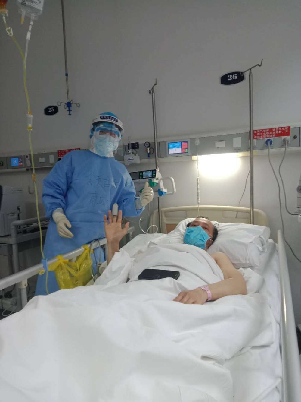 武汉隔离病房里一张照片开始流传