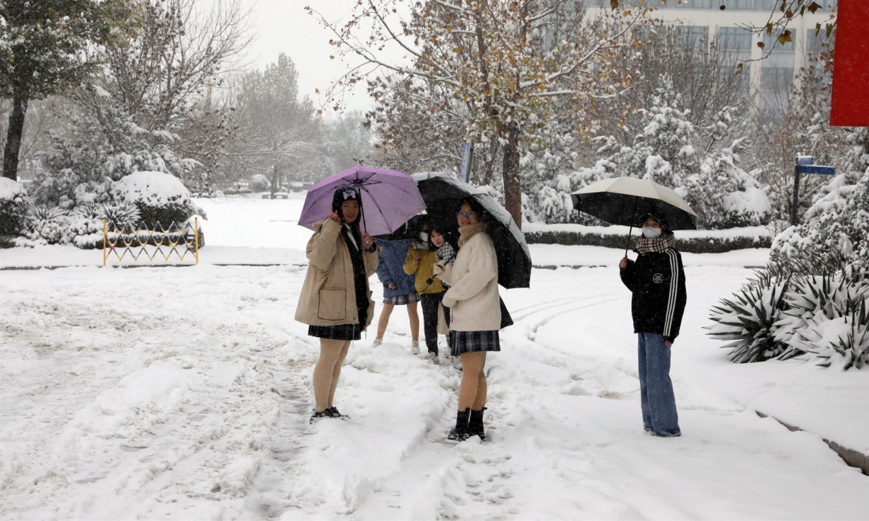 立冬迎初雪，济南护理职业学院师生全员扫雪除冰保出行