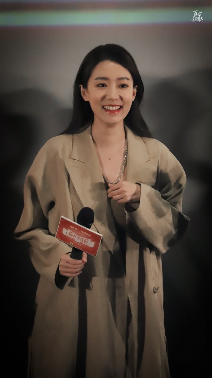 张小斐下班图好美！长发披肩温柔甜美