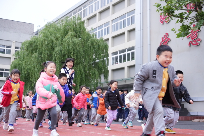 小学与幼儿园哪里不一样？大班萌娃探秘小学校园