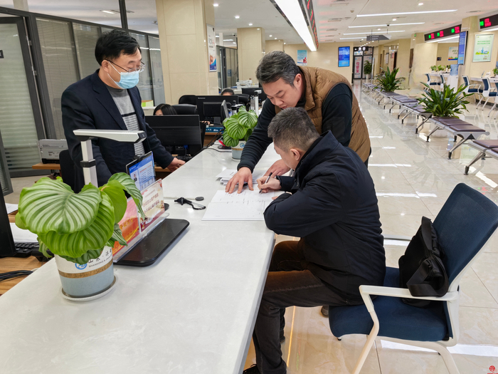 刘动同志到驻市政务服务中心窗口调研