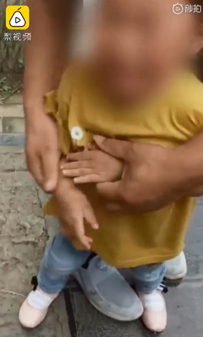 危险！小女孩拿食物喂食，遭黔灵山猕猴抓住手反咬一口