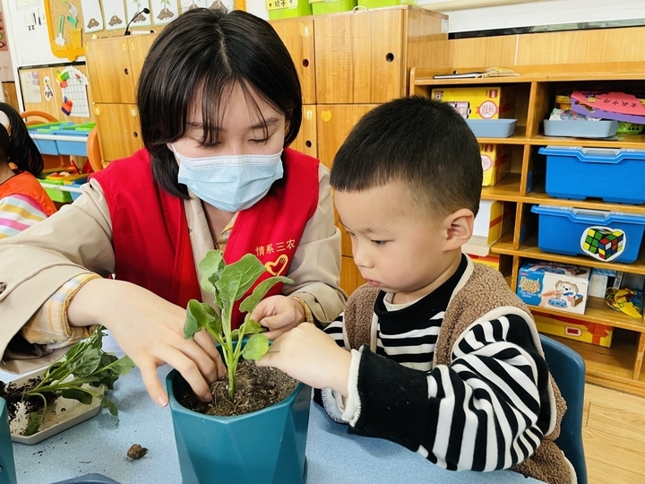 体验耕耘的快乐！历下区十亩园幼儿园萌娃这样过“五一”