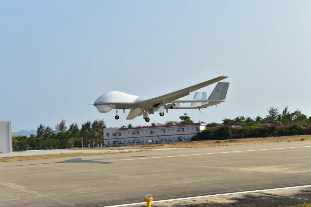 横空出击！南部战区海军航空兵组织昼夜间空空导弹实射