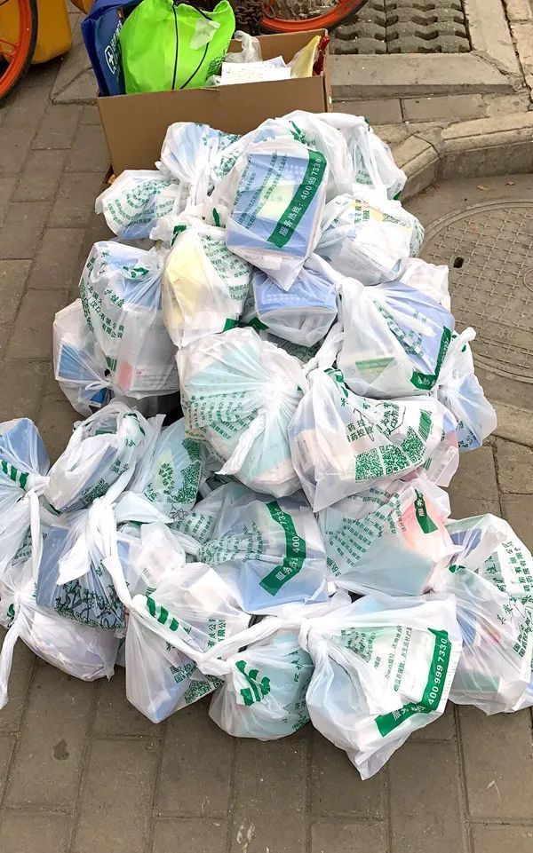 谢谢你！浑身挂满药袋的人