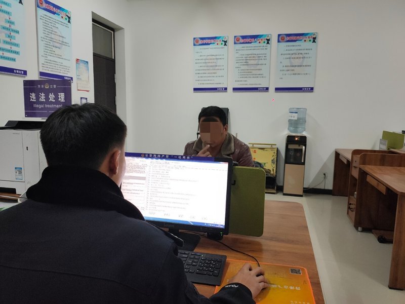 菏泽高新区一辆未投保，脱审、擅自改变机动车外形的黑校车被东明交警查获