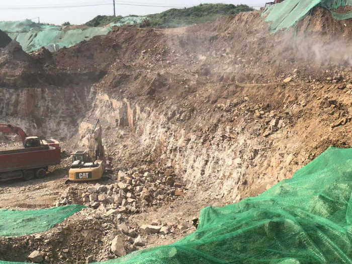 【啄木鸟在行动】宏达新能源装备产业基地内部土石方工程 施工现场渣土裸露扬尘严重