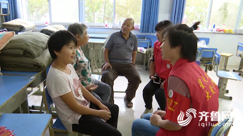 61秒｜长大后我就成了你！滨州10岁小姑娘暖心黑板报让无数人动容