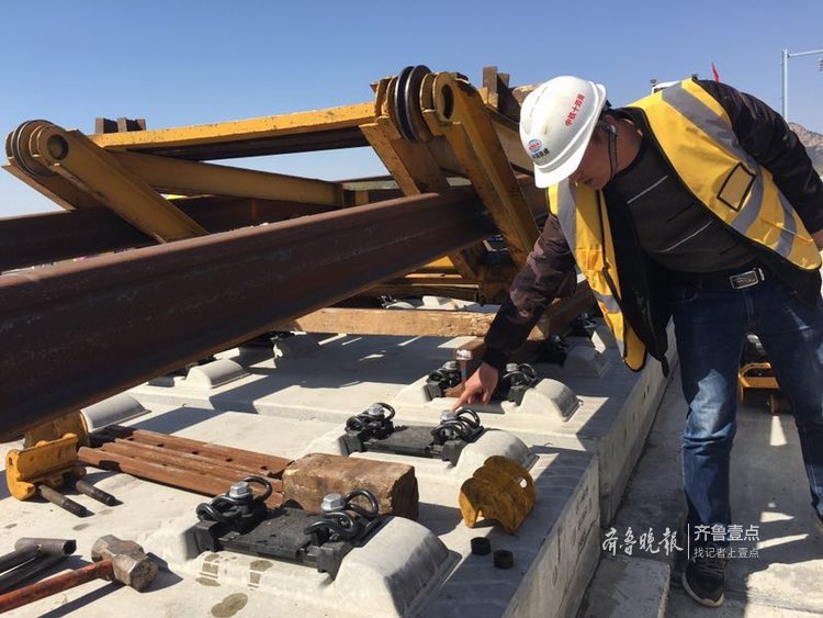 鲁南高铁铺轨进入日照，钢铁巨龙连两地