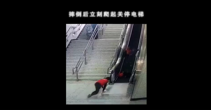 身手不凡!老人乘电梯突然仰面摔下 辅警跨过围栏5秒关停电梯 