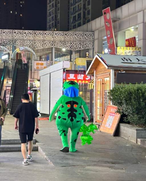 “山东的青蛙…真的好高啊”！今天的热搜过于搞笑了