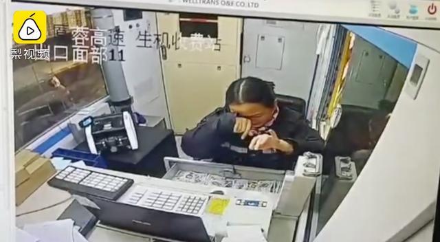 成年人的世界没有容易二字！大叔深夜坐马路中崩溃哭诉，连说”生活太难太累”