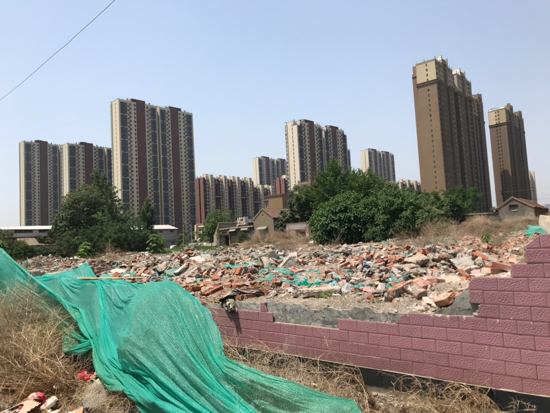 【啄木鸟在行动】东都尚城小区以东大面积建筑垃圾裸露