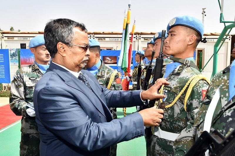 中国赴马里维和部队413名官兵被授予联合国“和平荣誉勋章”