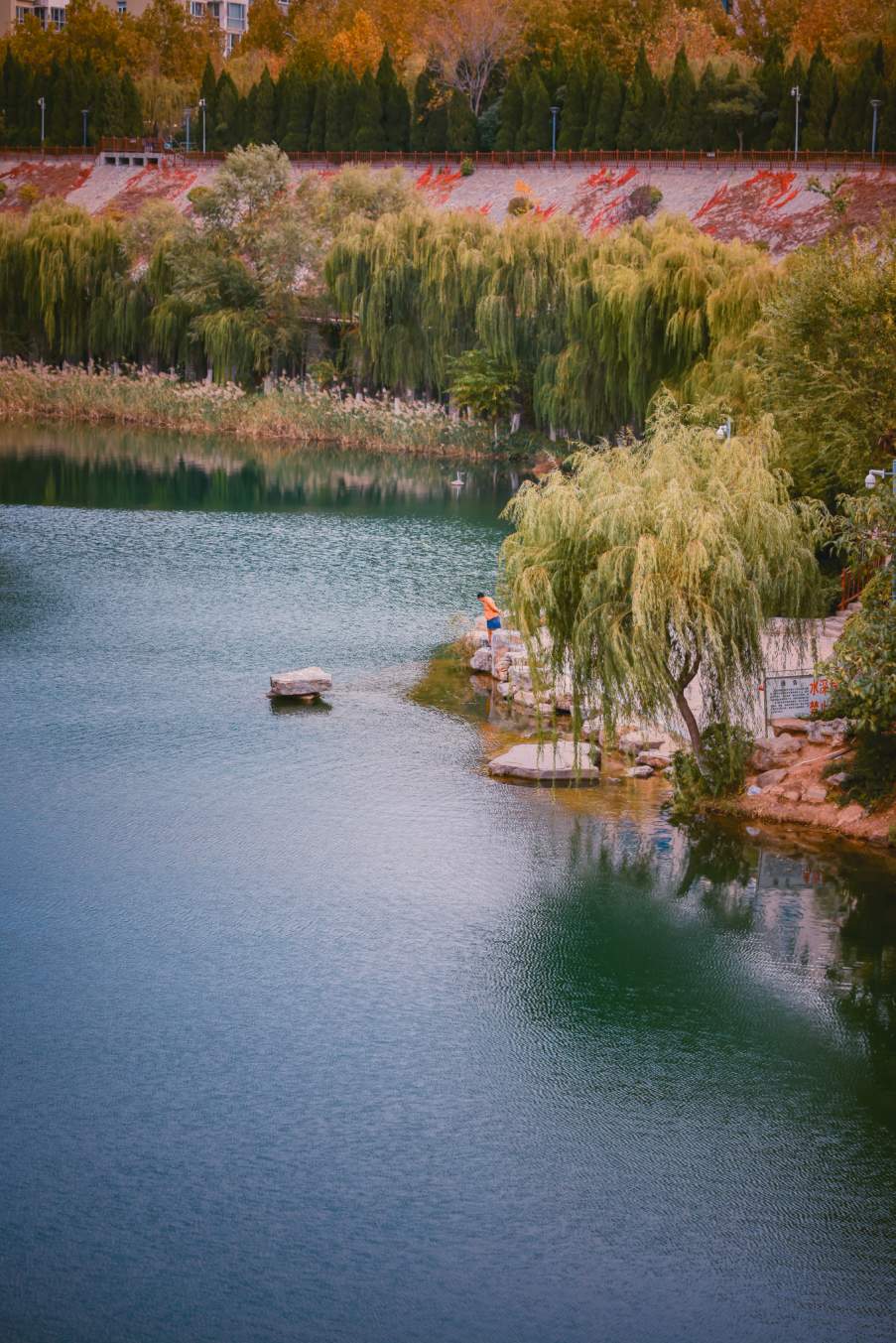 组图济南历阳湖天青水蓝叶红山翠