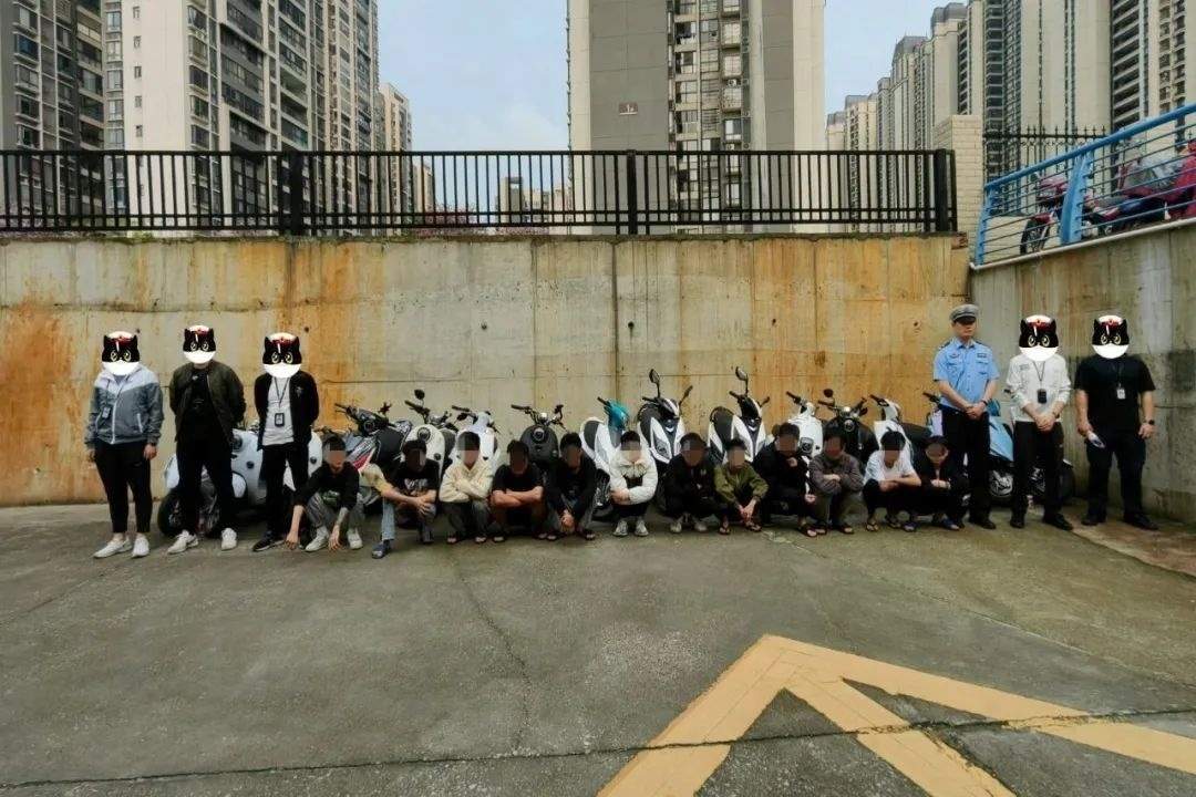 “鬼火”少年狂飙炸街“翘头”炫技,警察蜀黍出手了