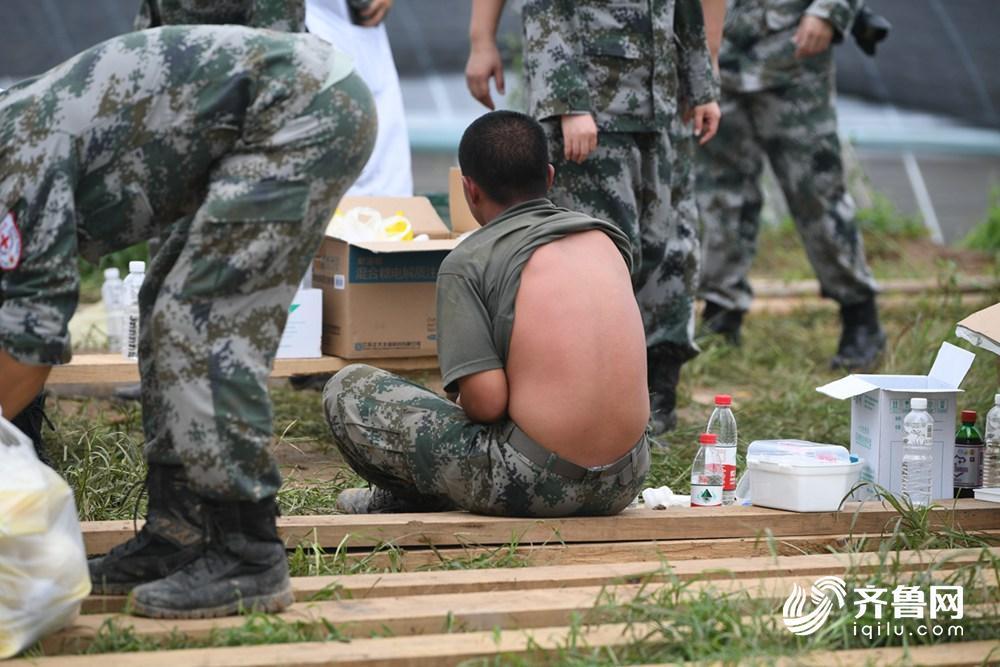 “班长，轻点，有点疼！”休整间隙，奋战在决堤口的战士们集体“晾背”