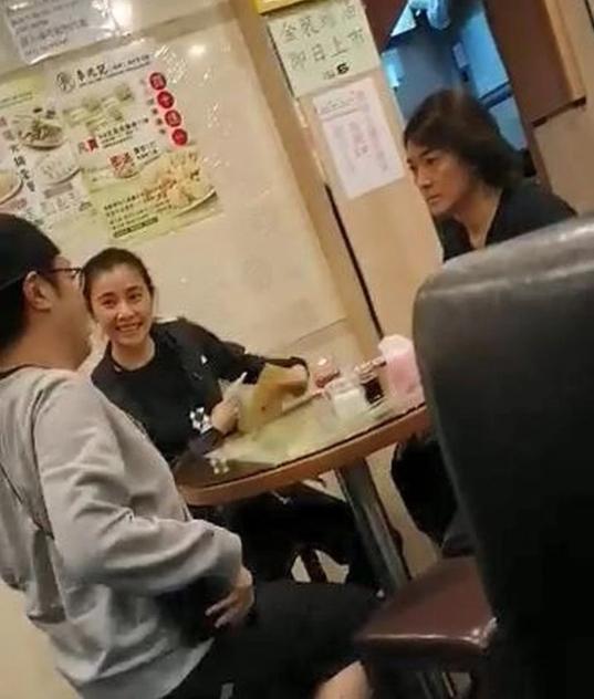 梁咏琪西班牙探亲罕见晒女儿 前男友郑伊健与老婆蒙嘉慧近照曝光