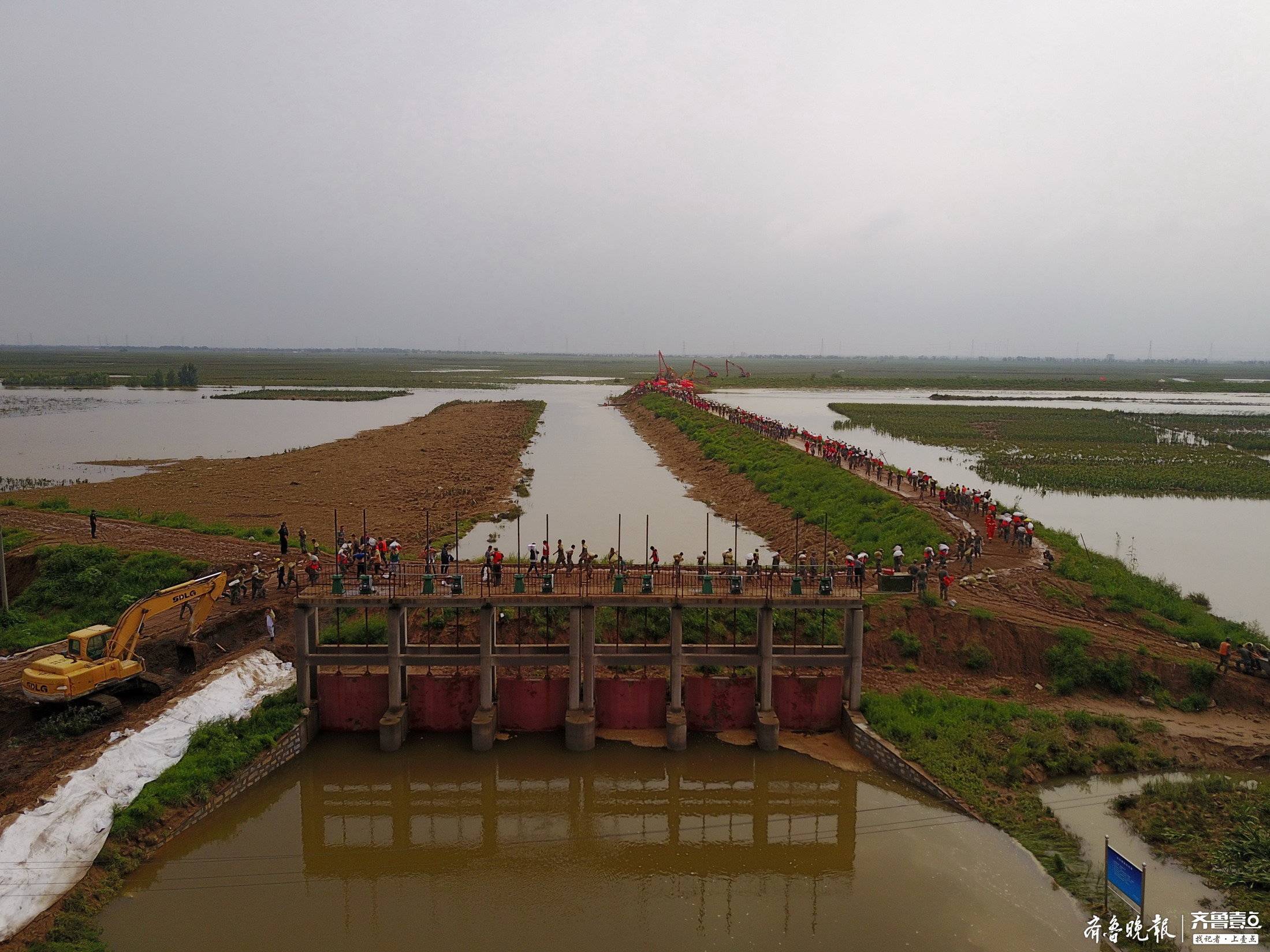 最后决战！航拍数千人封堵寿光张僧河决口现场