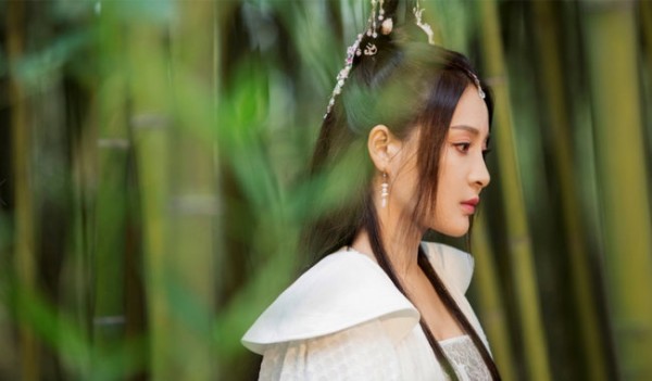 甘婷婷新片《花神绛妃》曝唯美剧照 演绎花神缱绻柔情