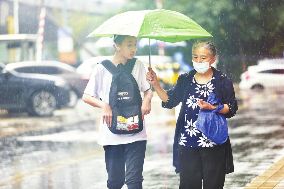 大雨“浇灭”高温