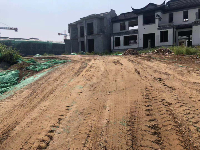 【啄木鸟在行动】高铁围合北地块（杨柳春风）道路建设工程 现场施工道路积尘严重