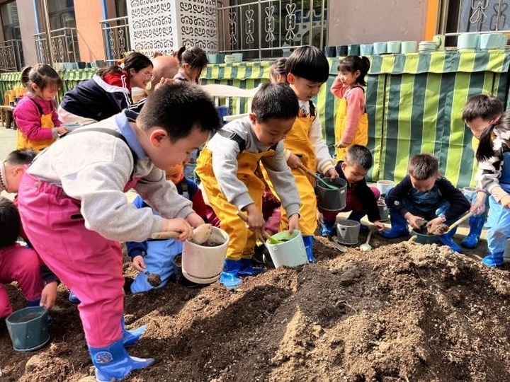 体验耕耘的快乐！历下区十亩园幼儿园萌娃这样过“五一”