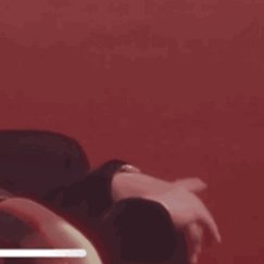 朱一龙主动帮赵丽颖翻凳子 撑住椅子边避免接触超绅士