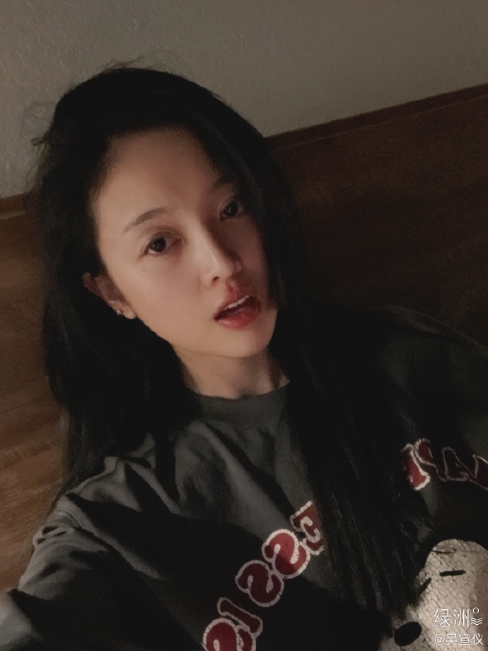 吴宣仪晒六宫格素颜美照 皮肤水嫩白皙状态超好