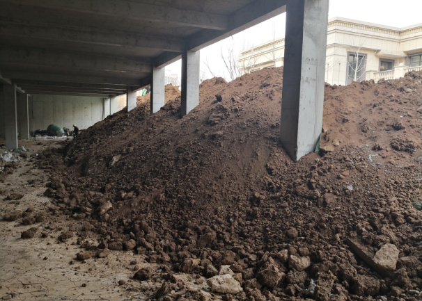 【啄木鸟在行动】三盛国际汉峪片区B5东地块建设项目 道路积尘严重 渣土裸露覆盖不