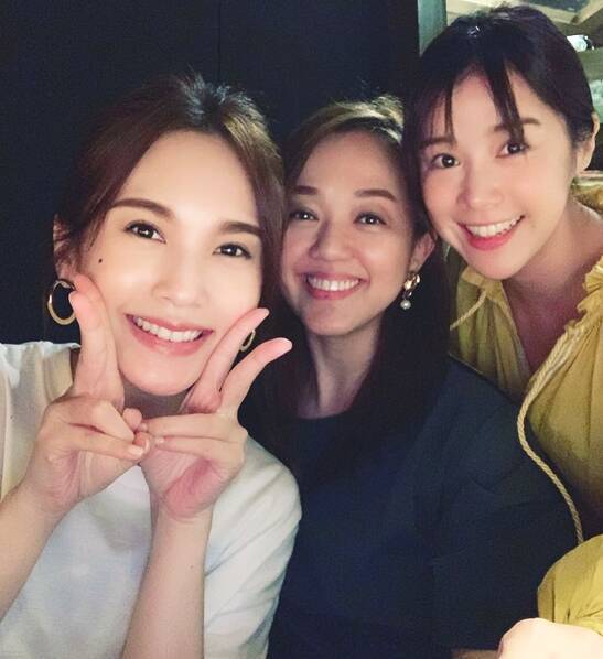 杨丞琳与闺蜜聚会发合照 开心比耶状态极佳