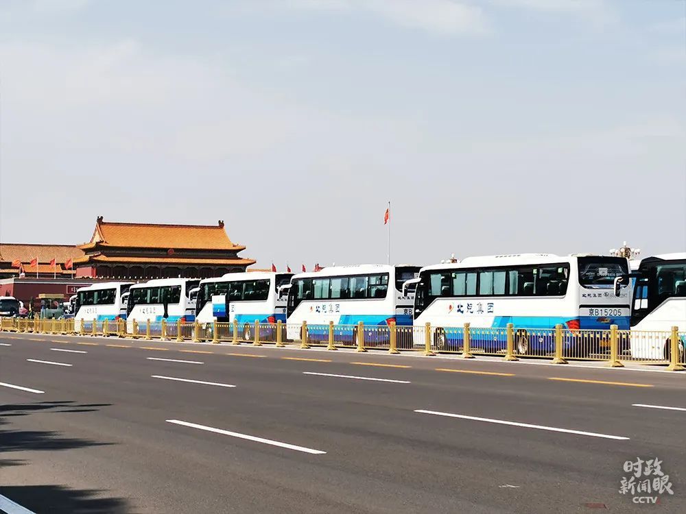 特殊时期的全国两会，立起中国笃定前行的路标