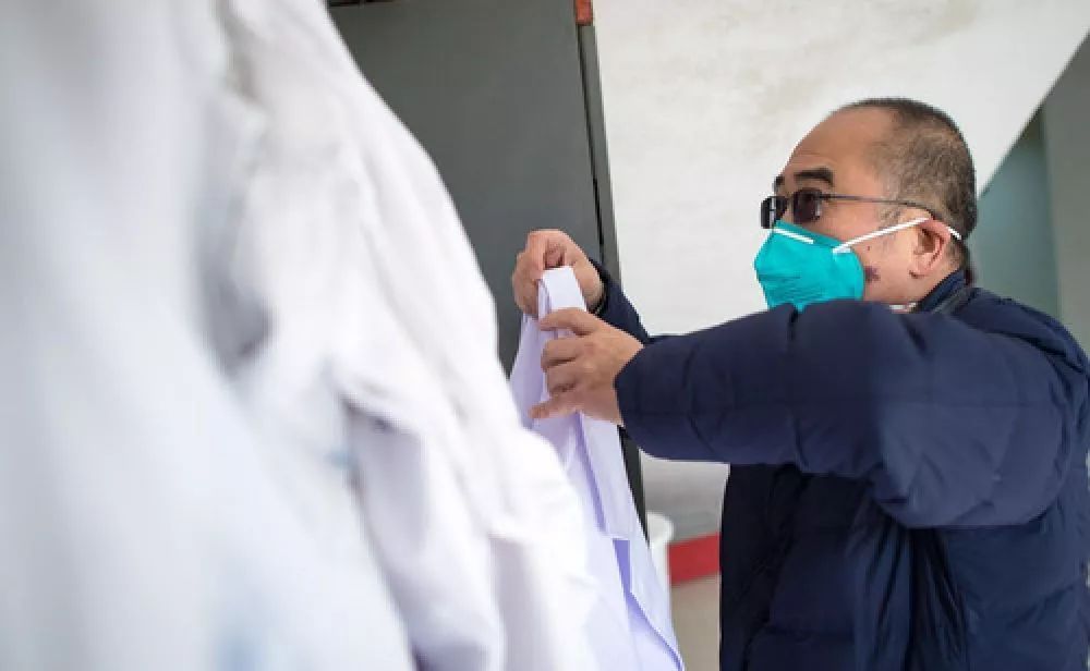 拼渐冻生命 与疫魔竞速——记疫情“风暴眼”中武汉金银潭医院院长张定宇