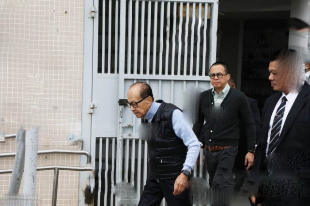 李嘉诚元旦拜祭亡妻,两儿子同行阵容大,李泽楷对感情三缄其口