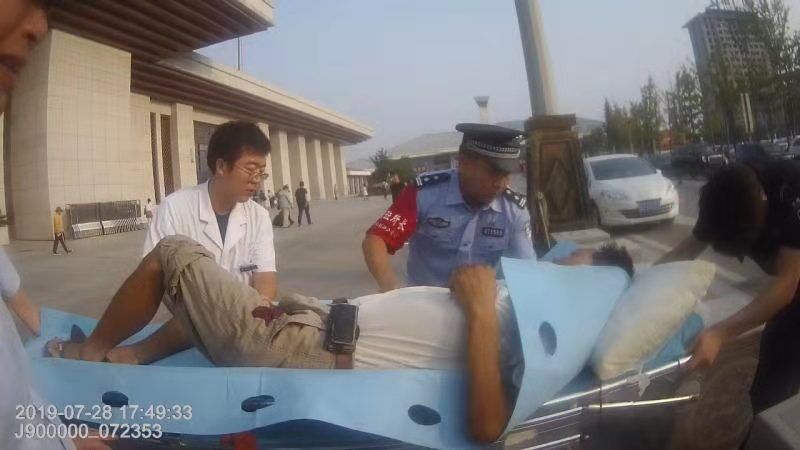 山东曲阜男子候车时吐血晕倒，众人合力紧急救助